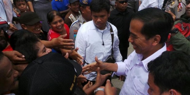 Calon presiden dari PDI Perjuangan Joko Widodo mendapat sambutan hangat dari warga si Pasar Youtefa, Abepura, Jayapura, Papua, Sabtu (5/4/2014).