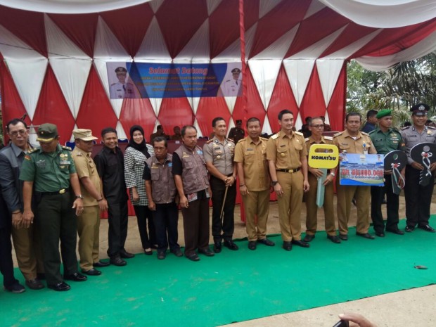 Gubernur Jambi Zumi Zola menyerahkan secara simbolis bantuan eskavator dan keuangan 
