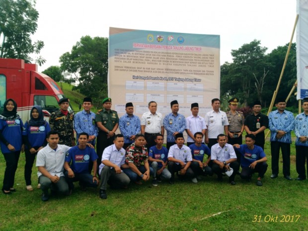 Bupati Tanjung Jabung Timur Romi Hariyanto berfoto bersama setelah penandatanganan kesepakatan bersama perangi narkoba